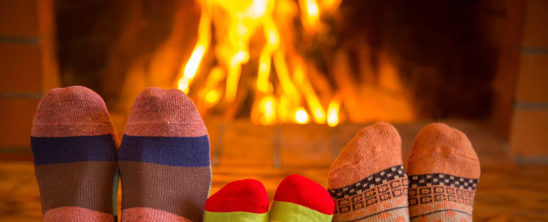Socken vor dem kamin - Holzflix -Der Brennholz Shop